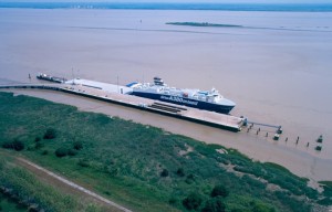 RoRo_ship_Ville_de_Bordeaux_in_Pauillac