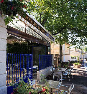 La terrasse et la tonnelle du Café de l'espérance